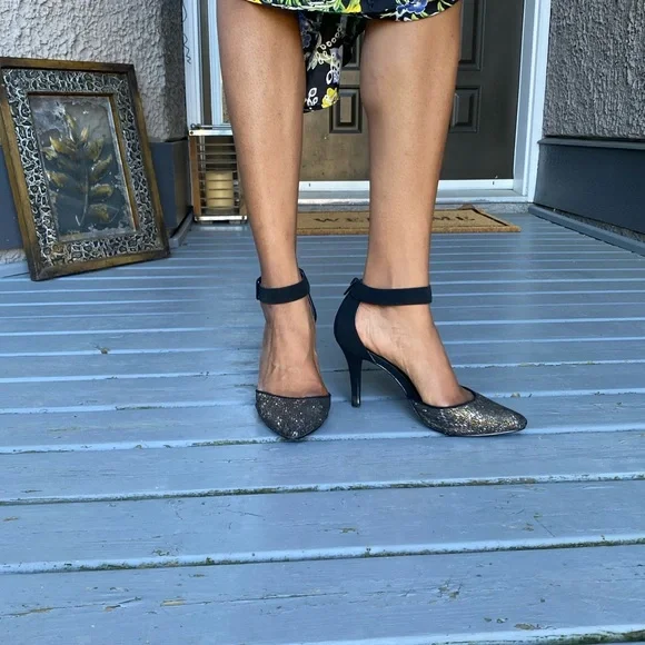 Style & Co Black and Gold Back Zip Heels - Picture 3 of 5